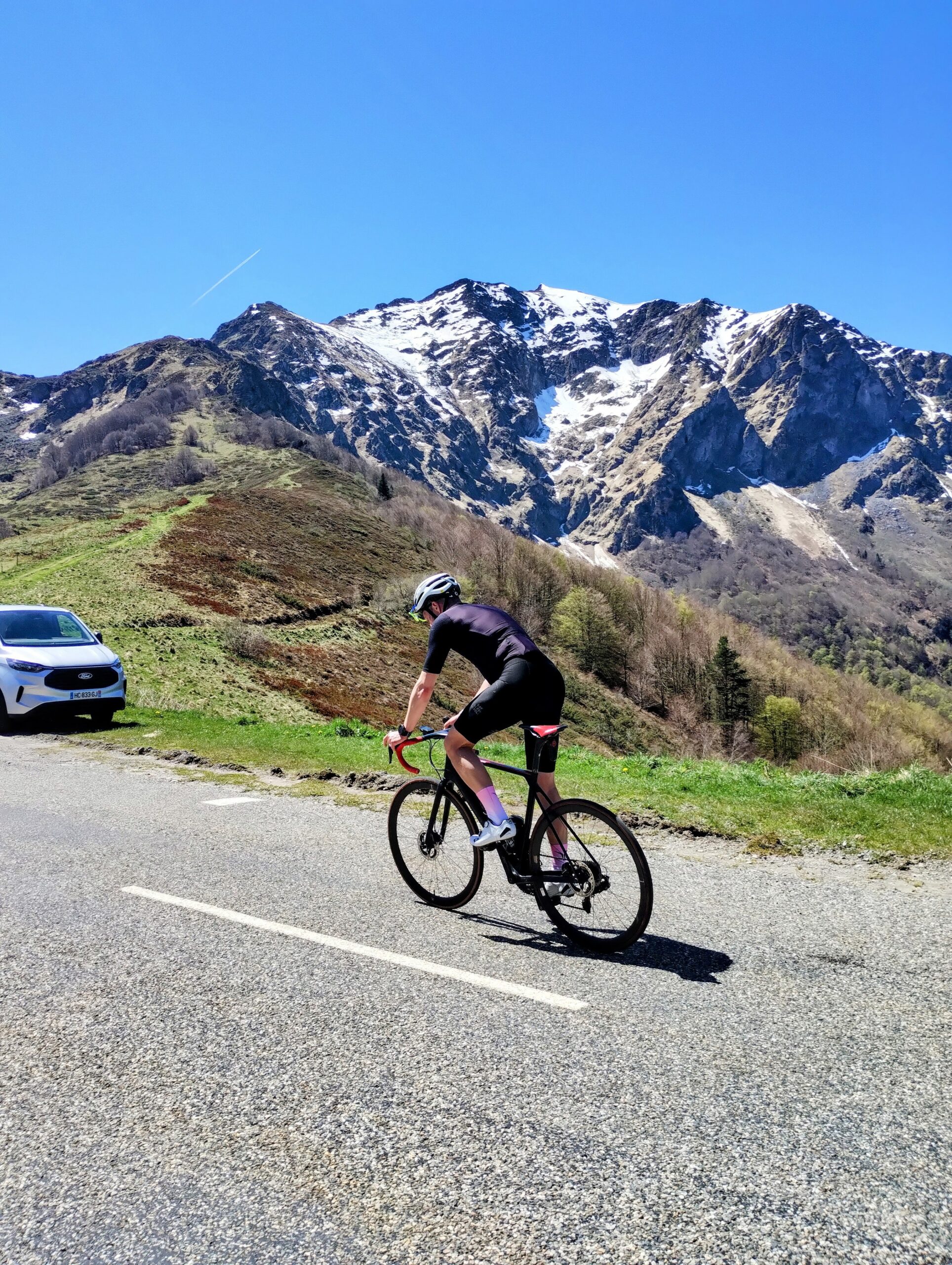 Un cliente ciclista de Skycircuitvelo alcanza el épico puerto de montaña Col de la Core.