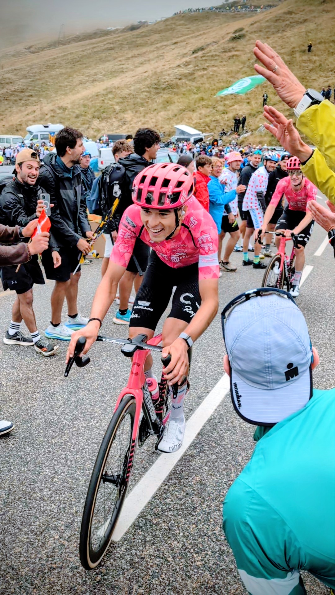 Clientes de Skycircuitvelo en las vacaciones Grand Tour Special 2025 viendo pasar el pelotón del Tour de Francia.
